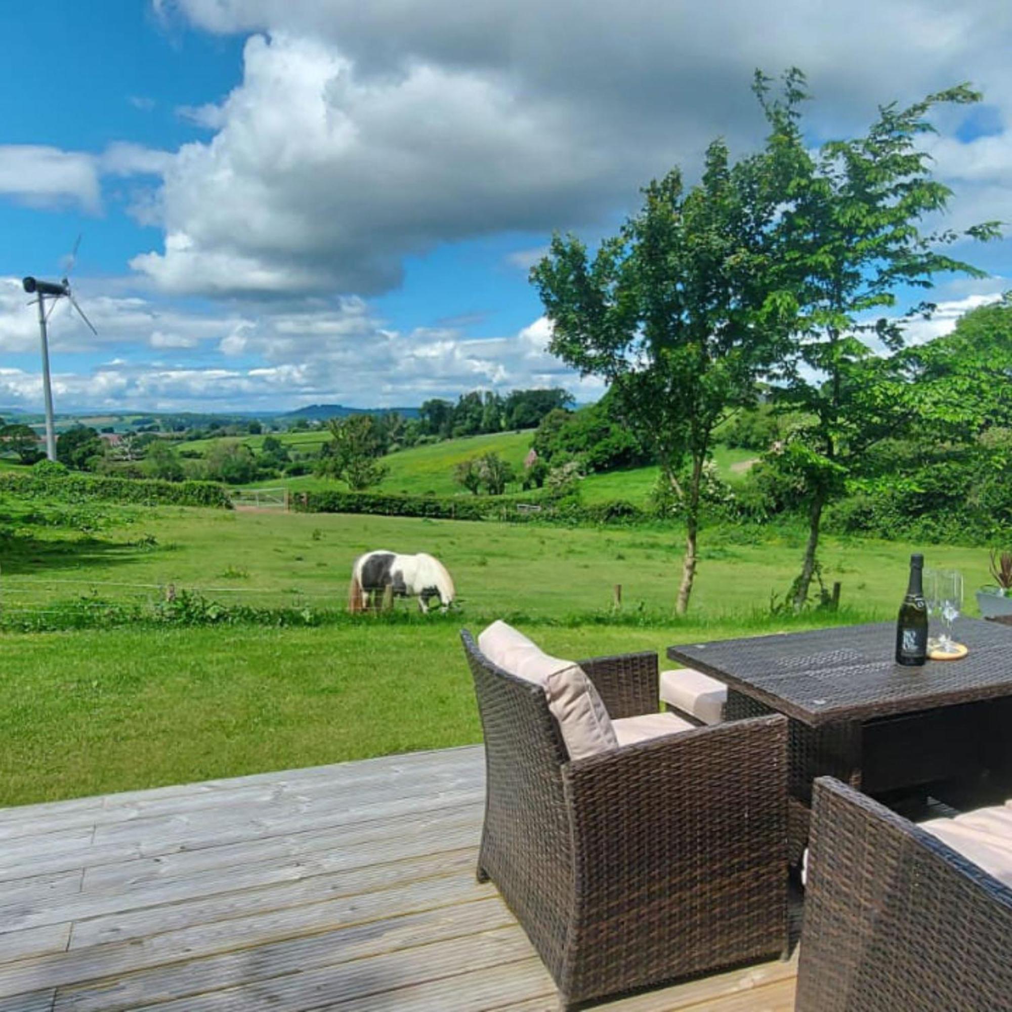 Caplor Glamping & Lodges Херфорд Екстериор снимка