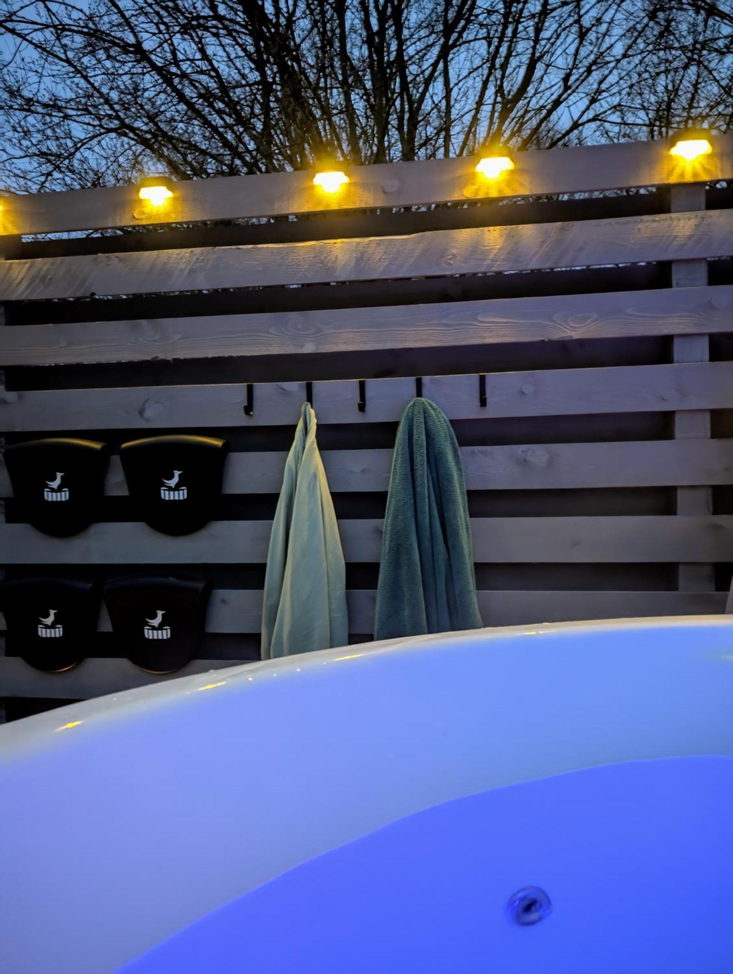 Caplor Glamping & Lodges Херфорд Екстериор снимка